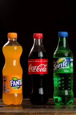 Coca Cola, Fanta, Sprite karanlık bir arka plan üzerinde