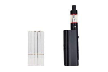 Sigara ve silme beyaz izole arka planda karşılaştırılması
