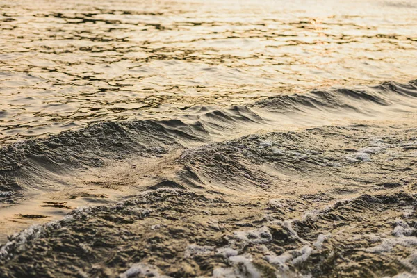 Das Wasser Des Teiches Bei Sonnenuntergang Auf Dem Ganzen Rahmen — Stockfoto