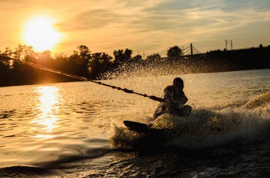 siluet sörfçü yazı tahtası üzerinde
