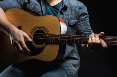 Erkek el akustik gitar çalmak