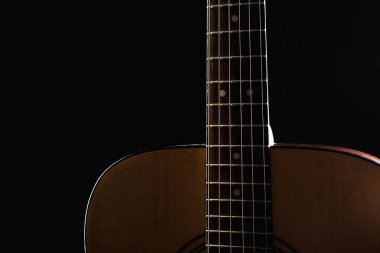 Siyah arkaplanda akustik gitar