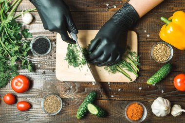 kadınların elleri otlar kes, onları yanında domates, kırmızı biber, salatalık vardır