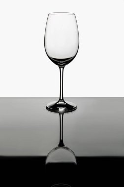 renksiz bir arka plan üzerinde boş şarap kadehi