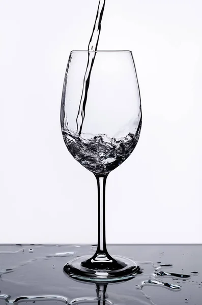 グラスに水を注ぐ — ストック写真