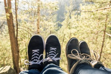 bacaklar bir arka plan ağaç Çizmeli iki çift