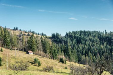 Dağları'nın bir arka plan üzerine bir eski ev