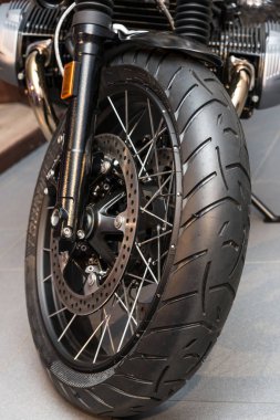 tam kare motosiklet tekerlek