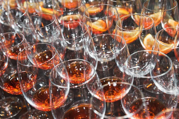 アルコール 白ワイングラス レッドワイン グラスを渡るガラスの多く — ストック写真