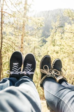 bacaklar bir arka plan ağaç Çizmeli iki çift