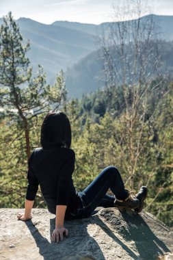 dağlar bir arka plan üzerinde koyu saçlı kız