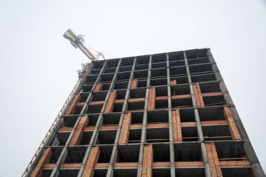 çok katlı bina yapım aşamasında, Vinç yakınındaki