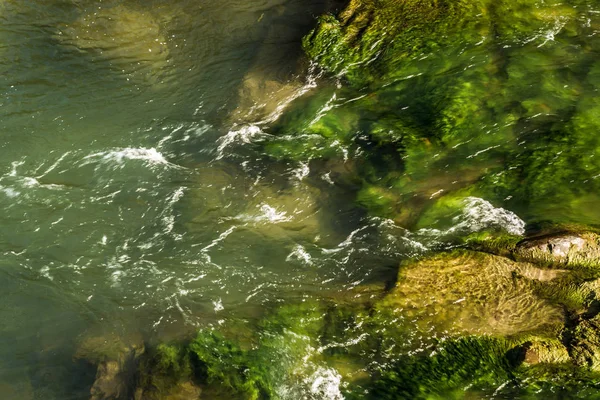 Rocky River Zahalené Vodě Pro Celý Snímek — Stock fotografie