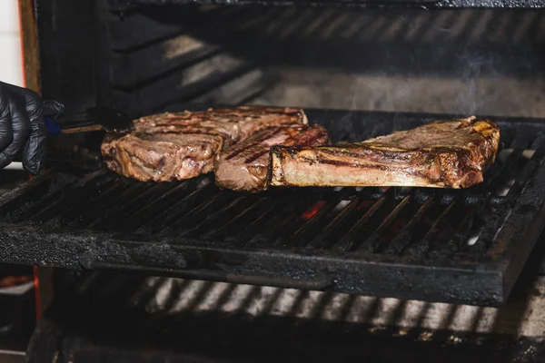 Pedaços Carne Osso São Grelhados — Fotografia de Stock