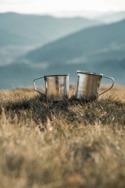 bir arka plan üzerinde metal bardak Dağları