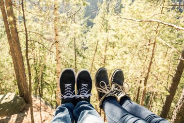 bacaklar bir arka plan ağaç Çizmeli iki çift