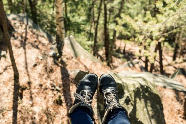 bacaklar bir arka plan ağaç Çizmeli iki çift