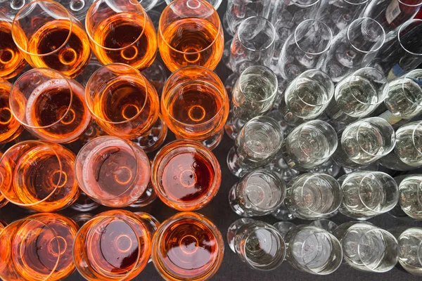 アルコール 白ワイングラス レッドワイン グラスを渡るガラスの多く — ストック写真