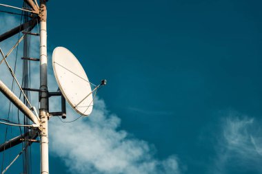 Gökyüzüne karşı TV kulesi