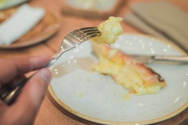 Gürcü Ulusal Gıda, Adzhar khachapuri ve eller çatal ile