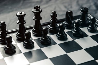 Siyah başlangıç pozisyonuna satrançta ile satranç masası. Yatay çerçeve