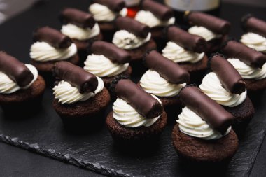 küçük lezzetli tatlı kek çikolata ile tüm çerçeve. Yatay çerçeve