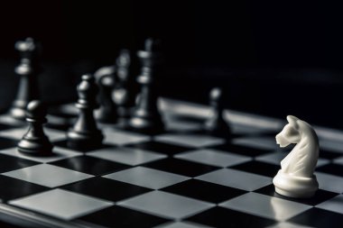 Satranç tahtası. Beyaz at siyah rakibin satranç tehdit ediyor. Yatay çerçeve