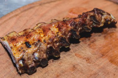 büyük bir ahşap tahta üzerinde kızarmış et parçası. Yatay çerçeve