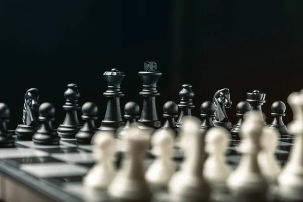 Schachbrett Mit Schwarz Weiß Schach Gegenüber Horizontaler Rahmen — Stockfoto