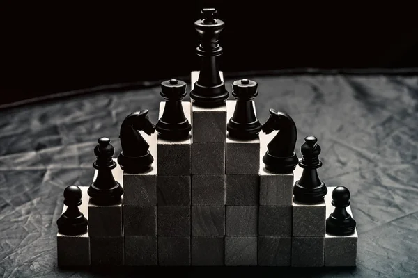 Kariérním Žebříčku Šachy Šachovnice Králi Stojí Dřevěných Schodech Vodorovný Rámeček — Stock fotografie