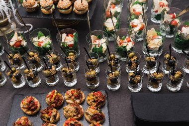 Küçük hamburger ve sandviç bir çerez olarak aynı tabakta servis edilir. Yatay çerçeve