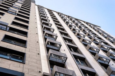 Çok katlı konut mavi gökyüzüne karşı bina