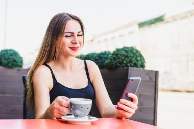 bir fincan masada kızla. Yatay çerçeve