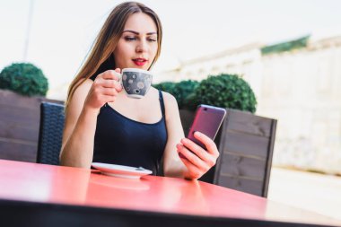 bir fincan masada kızla. Yatay çerçeve