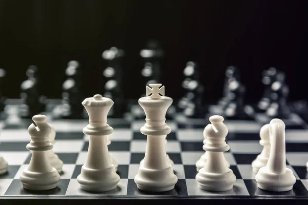 Šachovnice Černobílými Šachy Proti Sobě Vodorovný Rámec — Stock fotografie
