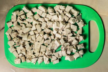 Doğranmış haşlanmış tavuk eti üzerinde yeşil ışık yanmadı. Yatay çerçeve