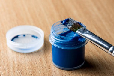 küçük kavanoz mavi guaj boya ile püskül. Yatay çerçeve