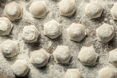 Özbek Ulusal Gıda Chuchvara, köfte, unu ahşap bir gemide gibi. Yatay çerçeve