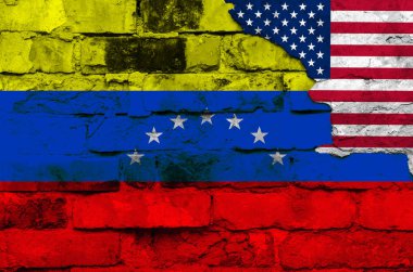 Venezuela ve ABD bayrağı bir tuğla üzerinde arka plan ile kırık alçı duvar. Yatay çerçeve