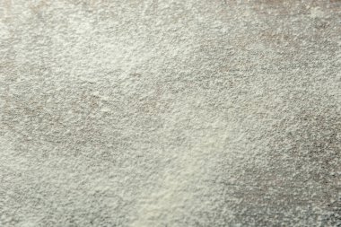 Doku arka planda, un ahşap bir yönetim kurulu. Yatay çerçeve