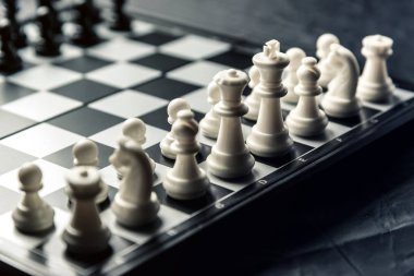 Siyah beyaz satranç tahtasıyla karşı karşıya. Yatay çerçeve