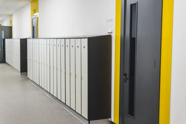 Intérieur École Couloir Avec Portes Casiers Cadre Horizontal — Photo