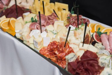 peynir sosis portakal masada