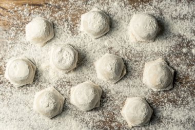 Özbek Ulusal Gıda Chuchvara, köfte, unu ahşap bir gemide gibi. Yatay çerçeve