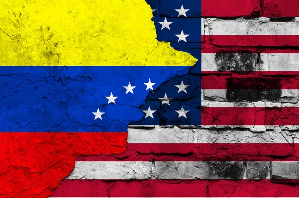 Venezuela ve ABD bayrağı bir tuğla üzerinde arka plan ile kırık alçı duvar. Yatay çerçeve