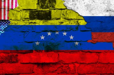 Venezuela, Rusya ve ABD'de bir tuğla üzerinde bayrağı kırık sıva ile arka plan duvar. Yatay çerçeve