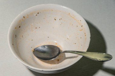 kirli beyaz tabak kaşık, üstten görünüm ile. Yatay çerçeve