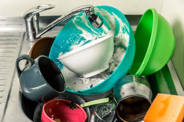 kirli yemekleri, bardak, tabak, kaşık lavaboda. Yatay çerçeve