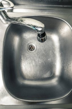 temiz lavabo musluk ile. Dikey çerçeve