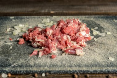 ince kıyılmış kırmızı et soğan ile... Yatay çerçeve